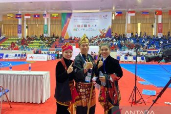 Pesilat putri Ririn/Riska menyumbang emas pertama pencak silat
