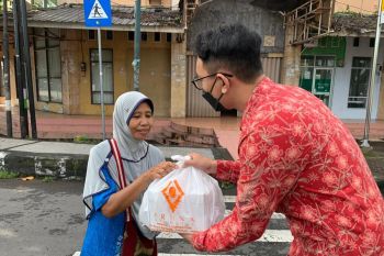 Jumat berkah, Aruna Senggigi bagikan ratusan kotak makan