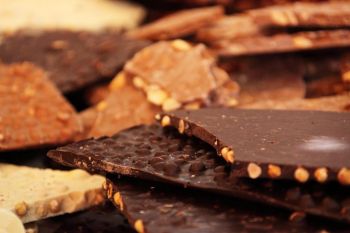 Begini cara bedakan cokelat asli dan campuran