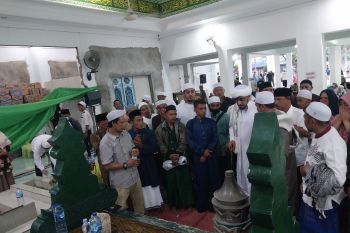 Kawasan religi Palu ramai dikunjungi masyarakat menjelang Haul Guru Tua