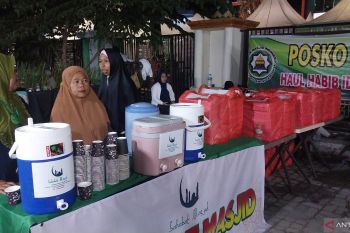 DMI Sulteng  salurkan 1.000 makanan ringan di malam Haul Guru Tua