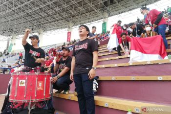 Suporter Indonesia semangati timnas di Stadion Viet Tri