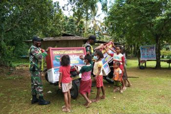 Babinsa beri semangat anak Biak belajar melalui perpustakaan keliling