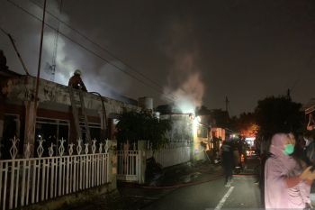Tiga rumah dan sebuah mobil di Pekanbaru terbakar saat tengah malam