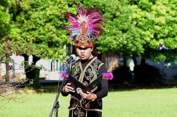 Petugas berpakaian daerah warnai upacara Hardiknas di Unsoed