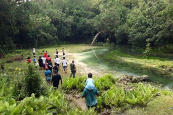 Babinsa Biak Kota dampingi wisatawan berwisata ke negeri dogeng