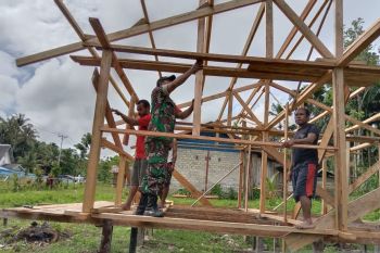 Babinsa Biak Utara bantu warga bangun rumah desa binaan