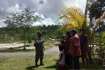 Babinsa Biak Timur ajak warga jaga kebersihan lingkungan