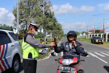 Polres Lombok Tengah mengedepankan edukasi berlalu lintas saat razia