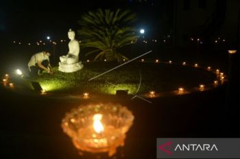 Umat Buddha meditasi dan doa bersama di Benteng Rotterdam