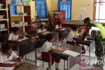Babinsa Supiori tingkatkan minat membaca dengan perpustakaan keliling