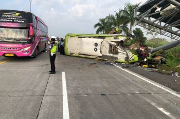 Korban kecelakaan bus Tol Surabaya dibawa ke beberapa RS, 13 tewas dan 12 luka-luka