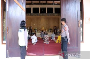 Puluhan personel Polres Sukoharjo amankan perayaan Waisak