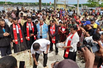Babinsa 1708-05 amankan kunjungan bupati Biak di pulau Numfor