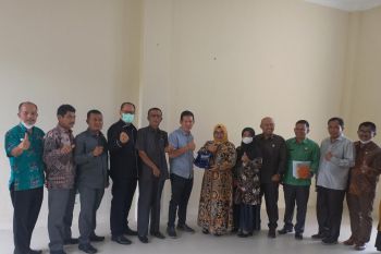 Dinsos Solok serahkan bantuan 400 kursi roda untuk warga kurang mampu