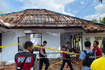 Rumah kakek 80 tahun terduga pencabulan di Bima dirusak warga