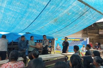 Polda Sulbar serahkan bantuan kepada korban banjir di Mamuju
