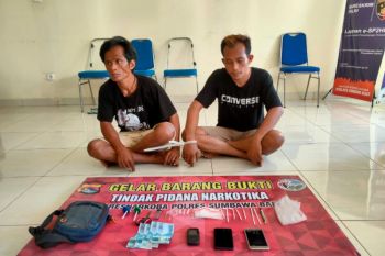 Jual beli sabu di atas rumah kebun, dua pemuda di Sumbawa Barat diciduk polisi