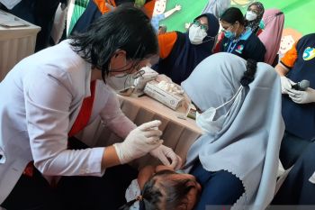 Ribuan orangtua antusias antar anak imunisasi nasional di Kepri