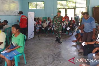 Kodim Biak Numfor salurkan BLT minyak goreng bagi warga Sorendiweri