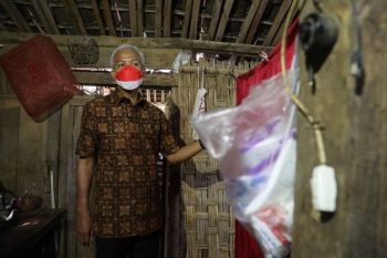 Kunjungan ke Sukoharjo, Ganjar belikan kursi roda untuk lansia