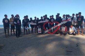 Ganjar milenial NTT lakukan bersih-bersih pantai