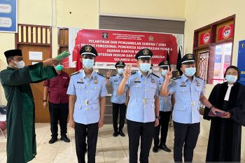 Kanwil Kemenkum dan HAM lantik sembilan pejabat Imigrasi Tahuna