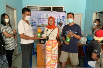 Warga antusias ikut vaksinasi berhadiah minyak goreng di Takalar Sulsel