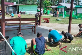 Anggota Koramil Numfor bersama warga lakukan pembersihan kantor