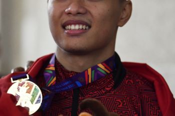 Indonesian lifter clinches gold, smashes world record