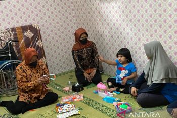 Mensos menjenguk Mawar anak penderita ginjal bocor di Gunung Kidul