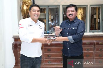 Mantan Panglima TNI Hadi Tjahjanto menerima penghargaan dari MGPA