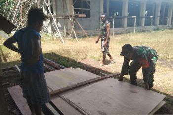 Babinsa Supiori membantu memasang plafon gereja