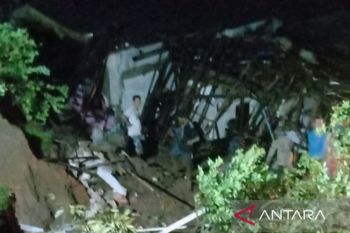Empat orang tertimbun longsor di Cijeruk Bogor Jawa Barat