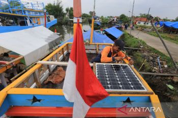 Nelayan memanfaatkan panel surya