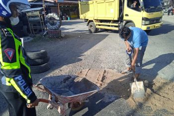 Polisi perbaiki jalan berlubang di jalur Bukittinggi menuju Payakumbuh