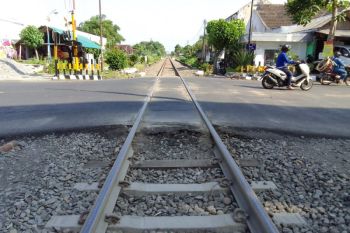 KAI lakukan penggantian bantalan rel di Kediri