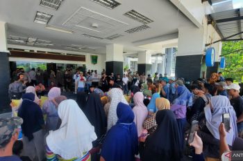 Ratusan warga Padang Pariaman aksi damai di kantor bupati terkait kejalasan lahan pusat pemerintahan