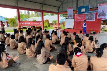 DAW ajak pelajar SMA N 3 Tondano #Cari_Aman di jalan raya