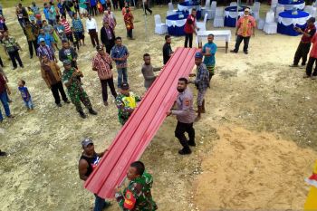 Babinsa Biak Kota bantu peletakan seng kantor Klasis