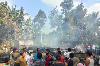 Satu rumah di Desa Barebali dilalap si jago merah