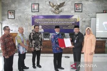 Sekda OKU terima SK kenaikan pangkat luar biasa dari Presiden