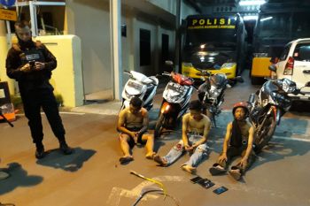 Tiga pelajar ikut geng motor diamankan polisi kedapatan membawa senjata tajam