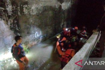 Basarnas evakuasi korban banjir di Kota Jambi gunakan perahu karet