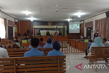Kenakan batik, Annas Maamun jalani sidang perdana secara virtual