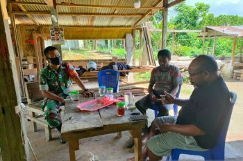 Babinsa Biak Utara laksanakan anjangsana di Desa Kobeoser