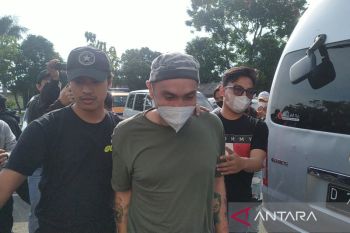 Polisi bawa Gary Iskak ke rumah sakit usai ditahan  akibat narkoba