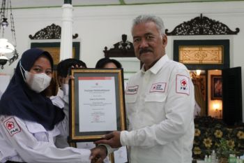 PMI DIY memberi piagam penghargaan para relawan mudik Lebaran 2022