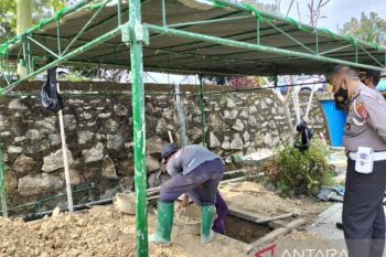 Petugas gali liang lahat untuk pemakaman Buya Syafii di Kulon Progo