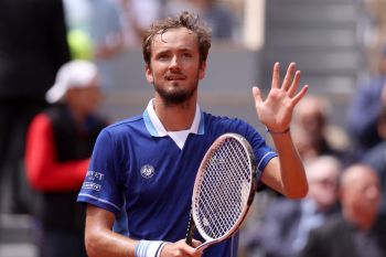 Medvedev atasi masalah agar lolos ke babak ketiga French Open